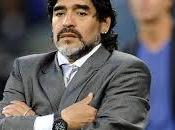 Diego Maradona aggredisce compagna