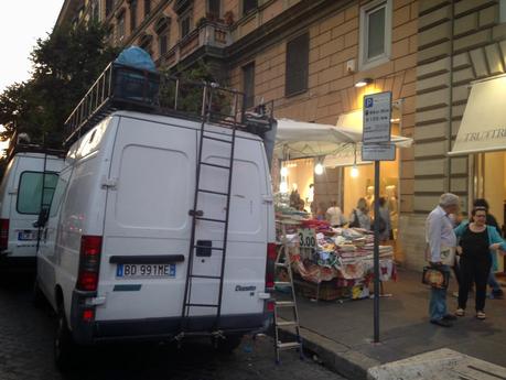 Esclusivo: l'unica Tiffany al mondo aperta in una favela. Reportage da Via Cola di Rienzo, la Fifth Avenue romana che fa impressione&disgusto. La strada più elegante della città ridotta ad un suk, ad una bidonville di bancarelle