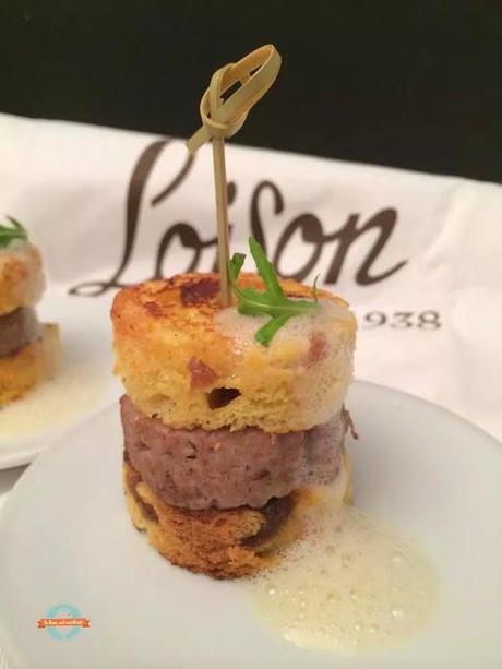 Mini burger di salsiccia e Panettone ai fichi di Calabria Loison con spuma allo zenzero