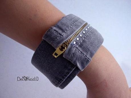 Bracciale grigio con zip, di cartone e jeans