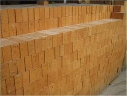 Una muratura in mattoni refrattari