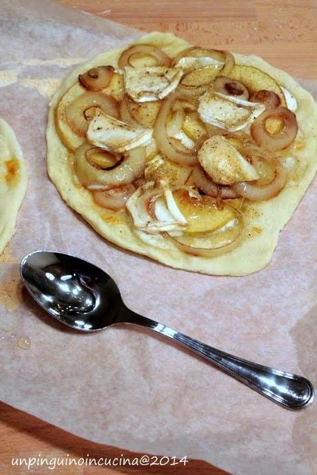 Flammkuchen con mele, chèvre e cipolle