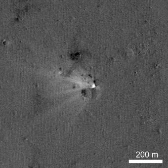 Questa immagine del sito di impatto di LADEE è stata ottenuta combinando due immagini riprese da LRO prima e dopo l’evento. Crediti: NASA/Goddard/Arizona State University