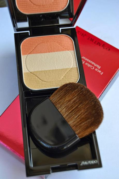 Shiseido presentazione Face Color Enhancing Trio Peach OR 1 e Lacquer Gloss Mocha BR 301