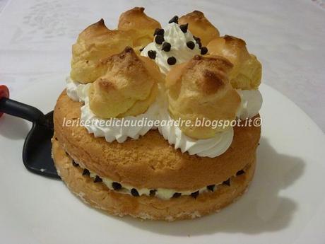 Torta trionfo di bignè alla crema chantilly e aroma al limone