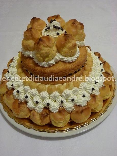 Torta trionfo di bignè alla crema chantilly e aroma al limone