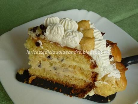 Torta trionfo di bignè alla crema chantilly e aroma al limone