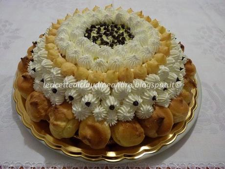 Torta trionfo di bignè alla crema chantilly e aroma al limone