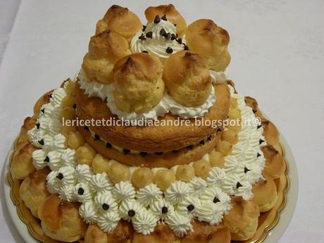 Torta trionfo di bignè alla crema chantilly e aroma al limone