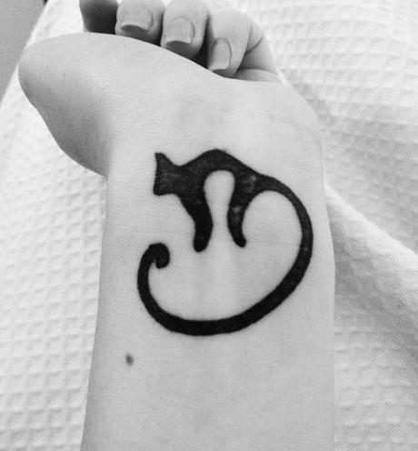 Lo voglio anche io.. un tatuaggino ino ino… cute-wrist-cat-tattoos