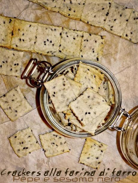 Crackers al farro con pepe e sesamo nero