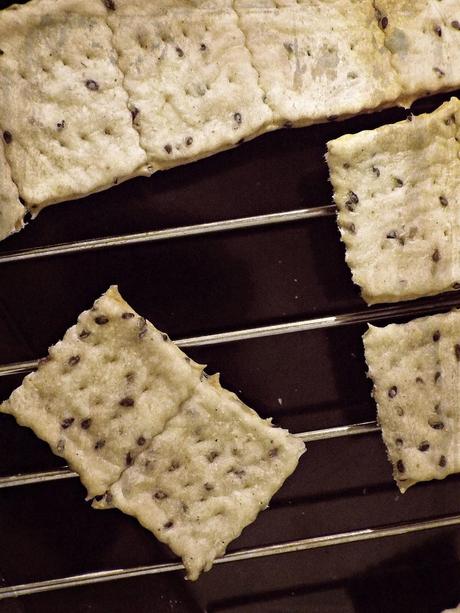 Crackers al farro con pepe e sesamo nero