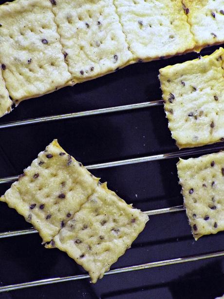 Crackers al farro con pepe e sesamo nero