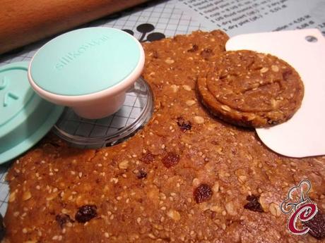 Cookies integrali con uvetta e avena: il perfetto equilibrio su un'indomabile bilancia