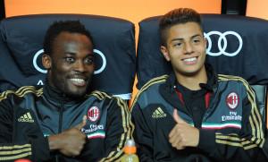 Il giovane talento Mastour, insieme al ghanese Essien sulla panchina del Milan (zimbio.com)