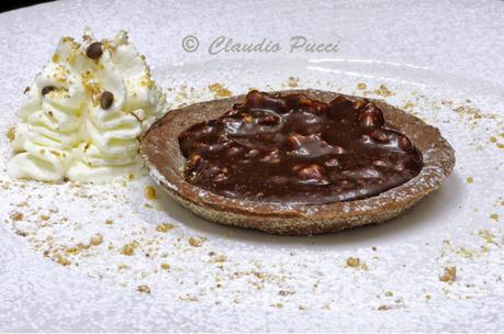 Crostatina con ganache di cioccolato e mandorle pralinate