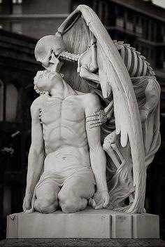 Il bacio della morte. Scultura situata nel cimitero Poblenou di Barcellona.