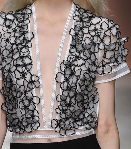 STAMPE, PATTERNS ED EFFETTI DI SUPERFICIE: BELLISSIMI DETTAGLI DALLA SETTIMANA DELLA MODA DI MILANO (MODA DONNA PRIMAVERA/ESTATE 2015) / 2