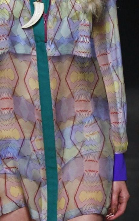 STAMPE, PATTERNS ED EFFETTI DI SUPERFICIE: BELLISSIMI DETTAGLI DALLA SETTIMANA DELLA MODA DI MILANO (MODA DONNA PRIMAVERA/ESTATE 2015) / 2