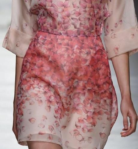 STAMPE, PATTERNS ED EFFETTI DI SUPERFICIE: BELLISSIMI DETTAGLI DALLA SETTIMANA DELLA MODA DI MILANO (MODA DONNA PRIMAVERA/ESTATE 2015) / 2