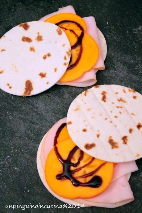 Mini piadine con tacchino, caco persimon e balsamico