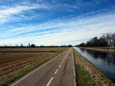 In bici sul Naviglio Grande - Milano, Italia