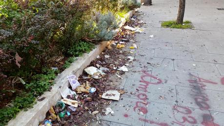 12 foto da Viale Agosta. I cittadini sono scandalizzati, ma le condizioni in cui versano queste strade sono le condizioni di tutta la città in realtà