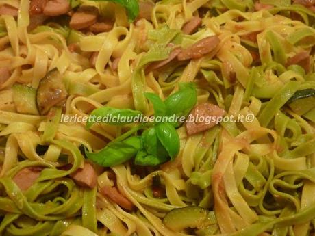 Pasta paglia e fieno con zucchina e wurstel