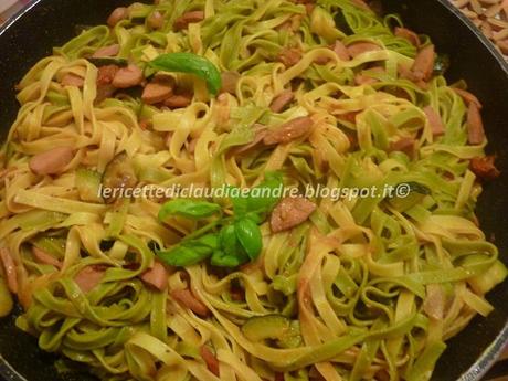 Pasta paglia e fieno con zucchina e wurstel