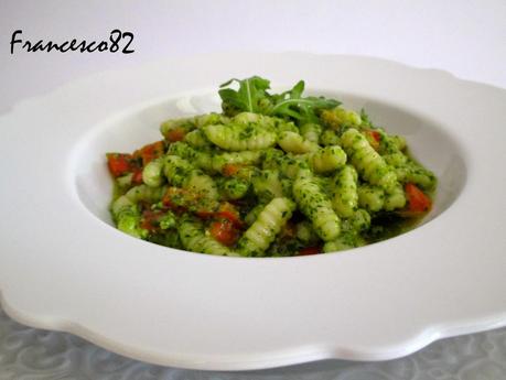 Gnocchetti sardi di farro con pesto di rucola  e peperoni