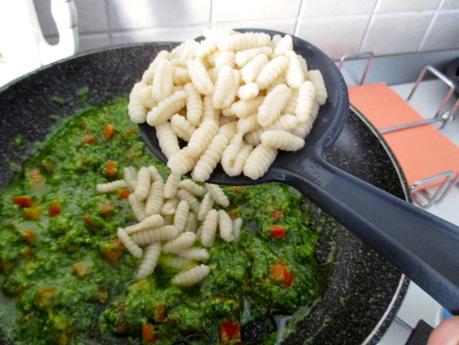 Gnocchetti sardi di farro con pesto di rucola  e peperoni