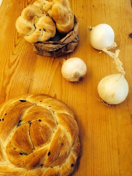 CORONA DI PANE INTRECCIATA CON CIPOLLE FRITTE