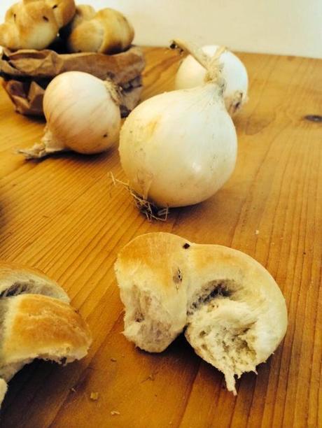 CORONA DI PANE INTRECCIATA CON CIPOLLE FRITTE