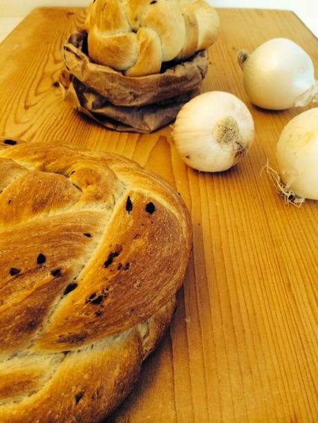 CORONA DI PANE INTRECCIATA CON CIPOLLE FRITTE