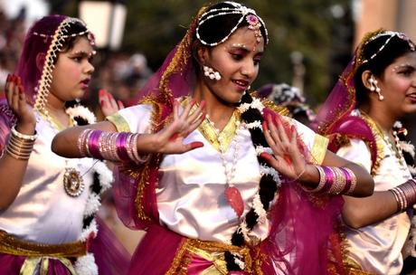 Amritsar e La Comica Cerimonia di Chiusura del Confine tra India e Pakistan