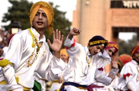 Amritsar e La Comica Cerimonia di Chiusura del Confine tra India e Pakistan