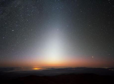 La luce zodiacale su La Silla (Cile). L'immagine risale al settembre 2009, pochi minuti dopo il tramonto. Crediti: ESO/Y. Beletsky