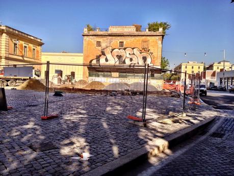 La nuova grande piazza pedonale di fronte al Mattatoio sarà preda della sosta selvaggia? Per forza, senza arredo urbano...