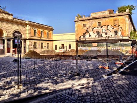 La nuova grande piazza pedonale di fronte al Mattatoio sarà preda della sosta selvaggia? Per forza, senza arredo urbano...