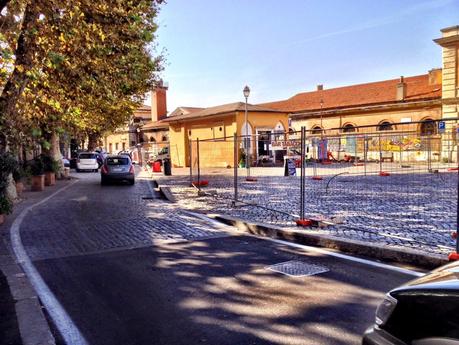 La nuova grande piazza pedonale di fronte al Mattatoio sarà preda della sosta selvaggia? Per forza, senza arredo urbano...