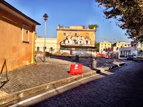 La nuova grande piazza pedonale di fronte al Mattatoio sarà preda della sosta selvaggia? Per forza, senza arredo urbano...