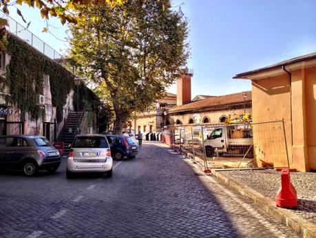 La nuova grande piazza pedonale di fronte al Mattatoio sarà preda della sosta selvaggia? Per forza, senza arredo urbano...