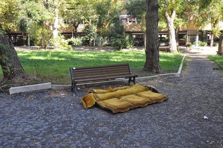 Tante foto per certificare la débacle del Villaggio Olimpico. Dovunque sarebbe stato un quartiere modello, a Roma è una fetecchia clamorosa da vergognarsi