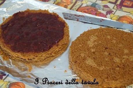 Torta ripiena al cioccolato bianco e fragole