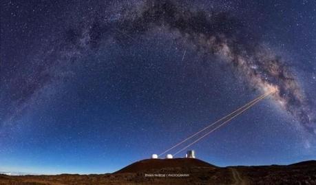 Un gruppo di ricercatori della UCLA hanno usato i telescopi del W.M. Keck Observatory alle Hawaii e la tecnologia delle ottiche adattive per scoprire che G2 fa parte di un sistema stellare binario avvolto da gas e polvere. CreditI: Ethan Tweedie