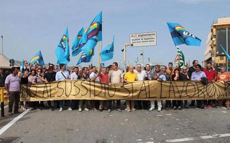 Emergenza lavoro, i precari bloccano le strade in Calabria