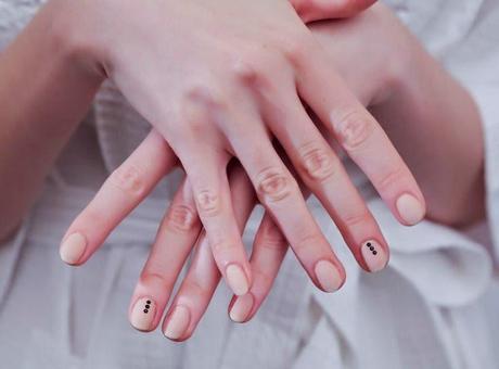 Manicure minimal per dire no a glitter e nail art tamarre