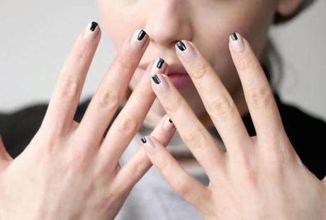Manicure minimal per dire no a glitter e nail art tamarre