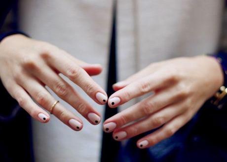 Manicure minimal per dire no a glitter e nail art tamarre