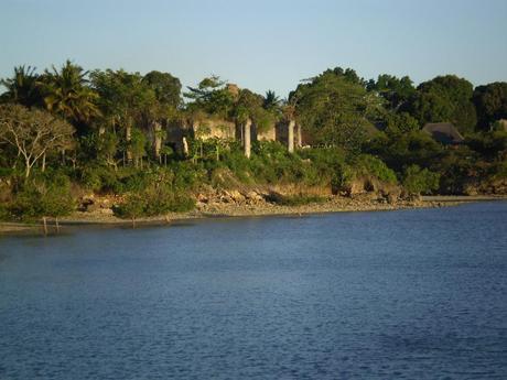 Dopo il Kenia e varie peripezie sono approdata a Zanzibar, splendida isola al largo delle coste tanzane, lambita dall’Oceano Indiano e baciata dal sole quasi tutto l’anno. La cornice ideale per un grande amore.